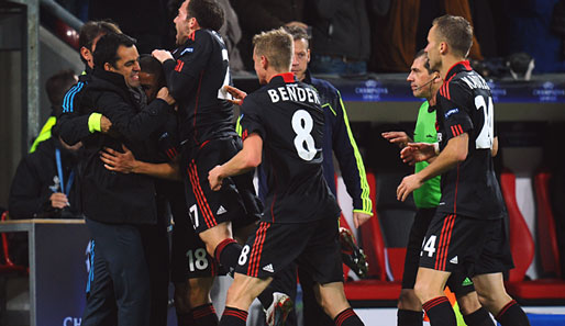 Leverkusens Spieler feierten den zweiten Treffer zusammen mit Trainer Robin Dutt