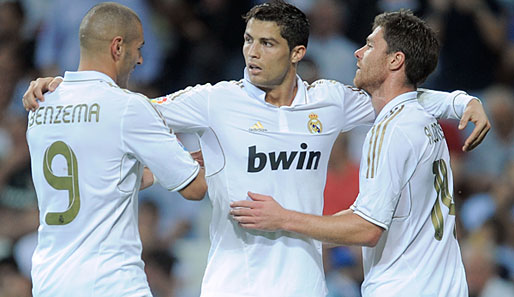 Cristiano Ronaldo (M.) führt Real Madrid ins Achtelfinale der Champions League