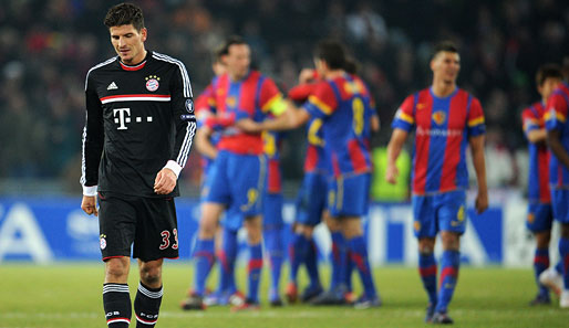 Bezeichnendes Bild: Mario Gomez schleicht vom Platz. Im Hintergrund feiern die Basler