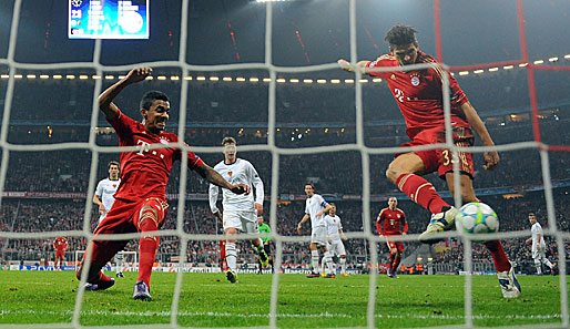 Mario Gomez (r.) traf vier Mal gegen Basel und freut sich über den Einzug ins Viertelfinale
