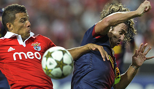 Carles Puyol (r.) verletzte sich erneut - diesmal: ausgekugelter Ellbogen