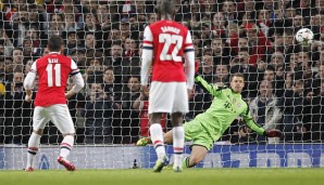 8. Minute im Emirates: Neuer pariert Özils Strafstoß mit der rechten Hand