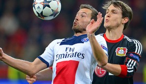 Yohan Cabaye schirmt gegen Bayers Philipp Wollscheid den Ball ab