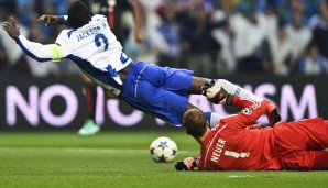 2. Minute in Porto: Manuel Neuer holt Jackson Martinez im Strafraum von den Beinen