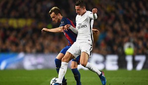 Julian Draxler im Zweikampf mit Ivan Rakitic