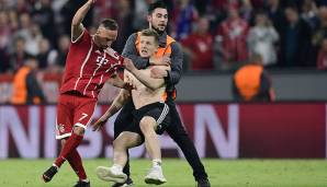 Nach dem Abpfiff des Champions-League-Spiels des FC Bayern München gegen Real Madrid stürmten Flitzer auf den Platz. Franck Ribery wurde dabei attackiert. SPOX zeigt die Bilder.