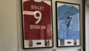 Im Innern des Geschäfts zeugen dutzende Memorabilia von den prominenten Kunden. Leverkusens Leon Bailey bezeichnet er als "kleinen Bruder", Edwards besitzt sogar dessen Hausschlüssel.