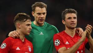 Manuel Neuer (M.) im Gespräch mit Joshua Kimmich und Thomas Müller.