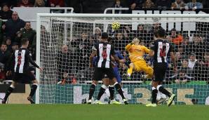 Nachdem Kepa gegen Newcastle beim späten Siegtreffer der Magpies erneut keine gute Figur gemacht hatte, stellte sich Lampard in der Öffentlichkeit noch hinter den Spanier. Nun wird Chelsea jedoch mit Nick Pope von Burnley in Verbindung gebracht.