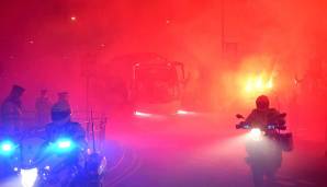 Also kein Feuerwerk? Doch. Auch hier wurde die Pyrotechnik außerhalb des Stadions gezündet. Mit dem Feuerwerk wurde nämlich der Bus des FC Liverpool empfangen.
