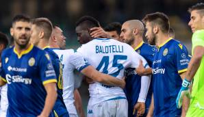 Teamkollegen und Verona-Spieler versuchten, ihn zu beruhigen. Das Spiel wurde für einige Minuten unterbrochen und schließlich mit Balotelli auf dem Platz fortgesetzt. Balotelli ist in seiner Karriere schon mehrfach Opfer von Rassismus geworden.