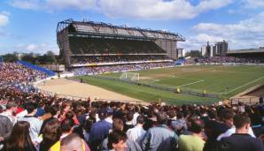 STAMFORD BRIDGE (London): Chelsea spielte bis in die 90er in einem Stadion mit Laufbahn, erst nach und nach entstand Chelsea Village mit neuen Tribünen und einem modernen Büro-Komplex drumherum.