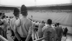 ELLAND ROAD (Leeds): Für die EM 1996 wurde das Stadion von Leeds United schick gemacht, bei der Einführung der Premier League war alles noch ein bisschen kleiner.