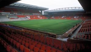 ANFIELD (Liverpool): Die legendäre Anfield Road wurde erst in den vergangenen Jahren auf Vordermann gemacht. "The Kop" sah schon damals furchteinflößend aus. Rund 42.000 Fans passten damals in das Stadion.