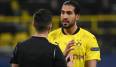 Handspiel oder nicht? Borussia Dortmunds Emre Can und Schiedsrichter Carlos del Cerro Grande aus Spanien diskutieren über die strittige Elfmeter-Entschiedung.