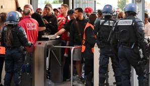 Die Polzei in Paris schüchterte die Fans mit Tränengas ein.