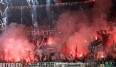 Beim Hinspiel in Frankfurt haben die Fans massiv Pyrotechnik gezündet.