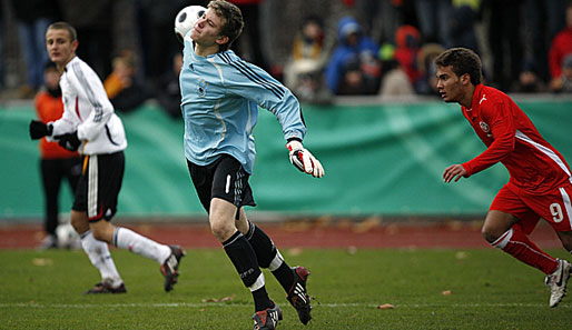 Loris Karius (M.) ist Torhüter der deutschen U-16-Nationalmannschaft.