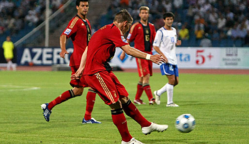 Bastian Schweinsteiger erzielte das 1:0 für Deutschland. Michael Ballack (l.) schaute zu.