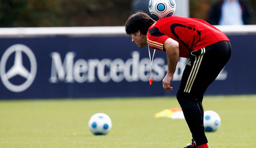 Bundestrainer Joachim Löw steht in der DFB-PK vor dem Elfenbeinküste-Spiel Rede und Antwort