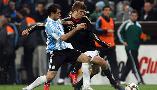 Ein Schlüsselduell: Youngster Thomas Müller (r.) im Zweikampf mit Javier Mascherano