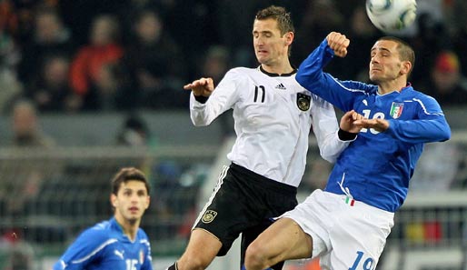 Miroslav Klose (M.) erzielte gegen Italien sein 59. Tor im DFB-Trikot