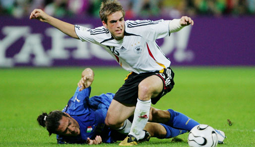 WM 2006: Lahm (l.) im Zweikampf mit Camoranesi. Italien ist Angstgegner des DFB-Teams