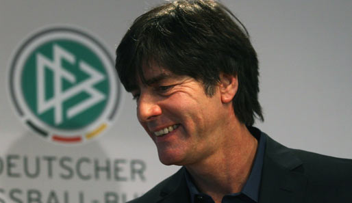 Bundestrainer Joachim Löw hat seinen Vertrag bis zur Weltmeisterschaft 2014 verlängert