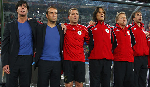 Erreichte bei der WM in Südafrika Kultstatus: Joachim Löws (l.) blauer Kaschmir-Pullover