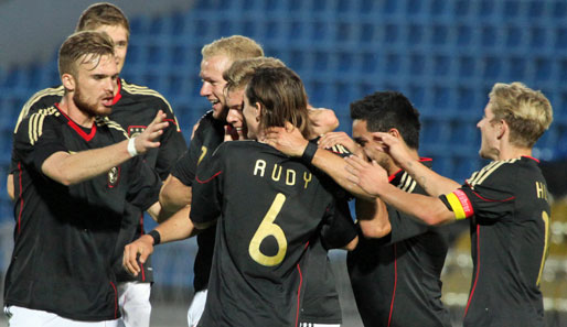 Die U-21-Nationalmannschaft um Kapitän Lewis Holtby feiert den Sieg über Weissrussland
