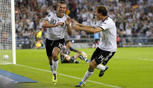Holger Badstuber (r.) versucht Lukas Podolski einzufangen, den Schützen zum 3:0 gegen Österreich