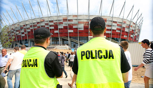 Die polnische Polizei vor dem neuen WM-Stadion in Warschau