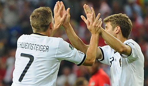Bastian Schweinsteiger und Thomas Müller (r.) stehen neben Mesut Özil auf der FIFA-Liste