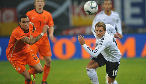 Die DFB-Elf, hier Mario Götze (r.), ist in der neune Weltrangliste wieder vor Holland
