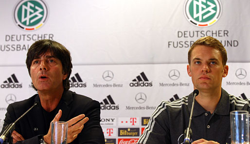 Bundestrainer Joachim Löw und Keeper Manuel Neuer stellen sich den Journalisten