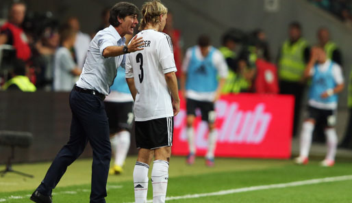 Bundestrainer Joachim Löw (l.) musste gegen Argentinien bereits früh umstellen