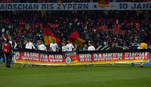 Das DFB-Team bedankte sich nach dem Spiel für 10 Jahre Fanclub Nationalmannschaft