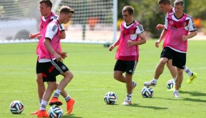 Philipp Lahm (M.) wird gegen Portugal im Mittelfeld spielen