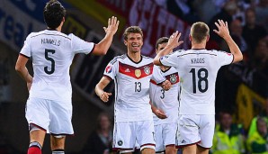 Mats Hummels und Toni Kroos gratulieren Thomas Müller zu seinem 30. Treffer im DFB-Trikot