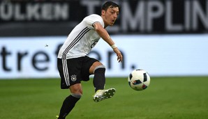 Der verschossene Elfmeter hat Mesut Özil nicht aus der Fassung gebracht