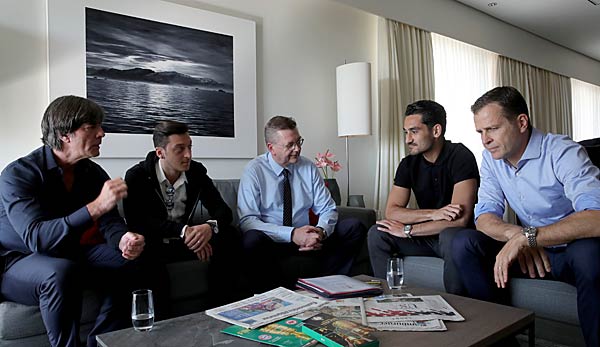 Mesut Özil und Ilkay Gündogan trafen sich in Berlin mit Löw, Bierhoff und Grindel.