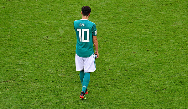 Mesut Özil steht für sein Verhalten heftig in der Kritik.