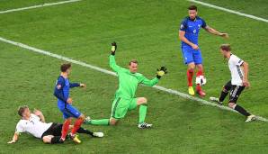 EM 2016: Erstmals traf man bei einer Europameisterschaft aufeinander. Gastgeber Frankreich schaltete das DFB-Team im Halbfinale aus. Antoine Griezmann war durch seinen Doppelpack beim 2:0-Erfolg der umjubelte Held.