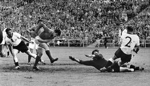 WM 1958: Das erste Pflichstspiel zwischen den beiden Nationen fand bei der WM 1958 in Schweden statt. Deutschland war als amtierender Weltmeister im Halbfinale an Schweden gescheitert und wurde im Spiel um Platz drei von Frankreich mit 6:3 demontiert.
