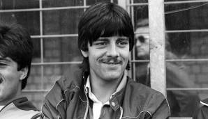 Der gebürtige Schwarzwälder Löw geht nach dem Abschluss der mittleren Reife nach Freiburg, spielt dort bei den Sportfreunden Eintracht Freiburg. 1978 folgt der Wechsel zum SC Freiburg, wo der Stürmer in der 2. Liga 18 Tore in 71 Spielen erzielt …