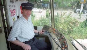 Löw versucht sich sogar als Fahrer der Stuttgarter Stadtbahn.