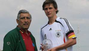 BENEDIKT HÖWEDES (Schalke 04): Machte ebenfalls alle Spiele für die Nationalmannschaft. Nach der EM kam er langsam bei den Profis zum Zug, wo er 2009 endgültig Stammspieler wurde.