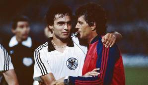 HANSI MÜLLER. Spielte neben Schuster im zentralen Mittelfeld und wurde 1982 Vizeweltmeister. War von 1982 bis 1985 in Italien aktiv und ließ beim FC Tirol seine Karriere ausklingen. Später Funktionär beim VfB Stuttgart (von 2011-2015 im Aufsichtsrat).
