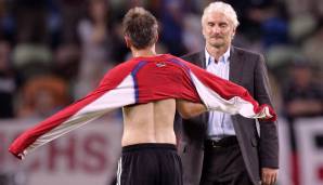"Ich habe Vertrag bis 2006 und gehe eigentlich davon aus, dass es weitergeht", sagt Teamchef Rudi Völler noch nach dem Spiel gegen Tschechien. In der Nacht nach dem Aus folgt das Umdenken und er tritt zurück.