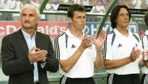 Der damalige DFB-Präsident Gerhard Mayer-Vorfelder hat nämlich eine klare Analyse des Scheiterns gefordert. Außerdem hätten ihm Völler und sein Co-Trainer Michael Skibbe ein klares Konzept im Hinblick auf die WM 2006 im eigenen Land vorlegen sollen.